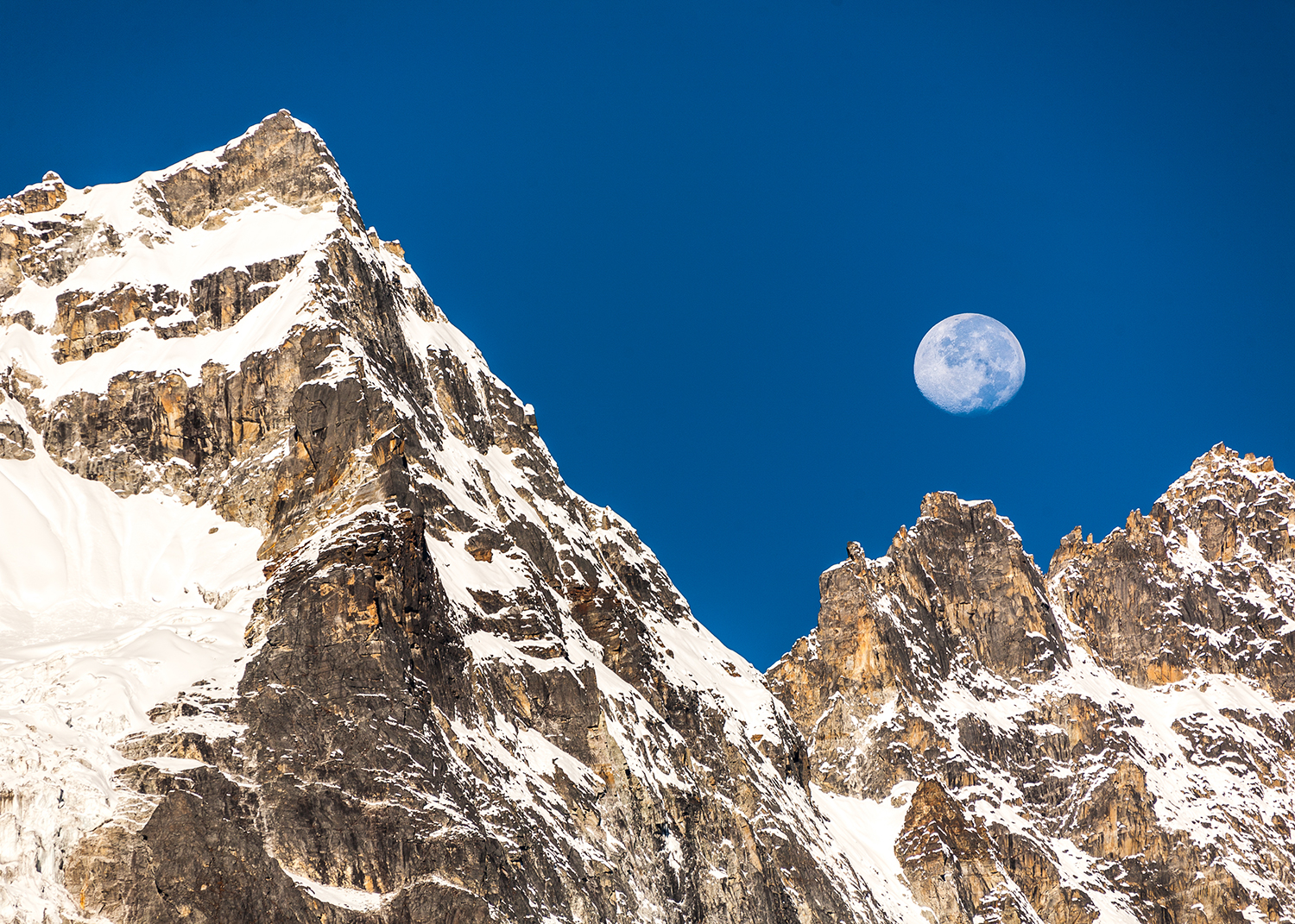 Portrait of the moon shows how to break the Golden Hour rules